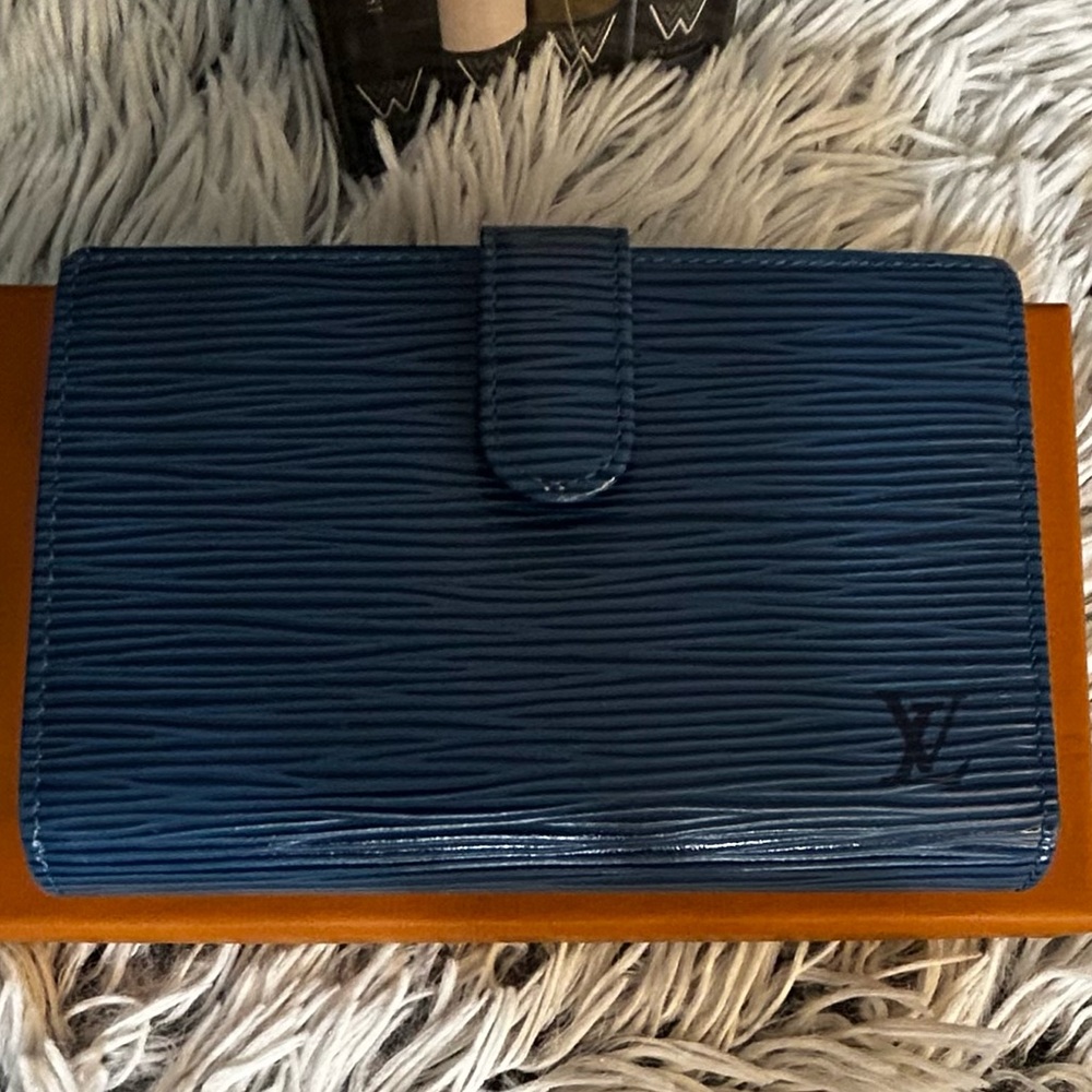 Like new Louis Vuitton Blue Epi Kiss lock Wallet - Picture 2 of 11